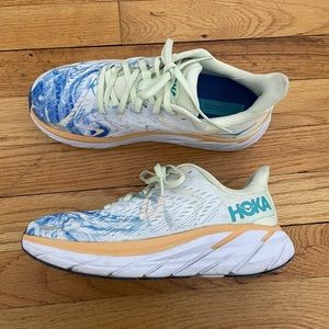 Hoka Clifton 8’s preowned women size 6